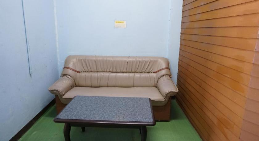 OYO 730 Meedee Hostel Bangkok Buitenkant foto